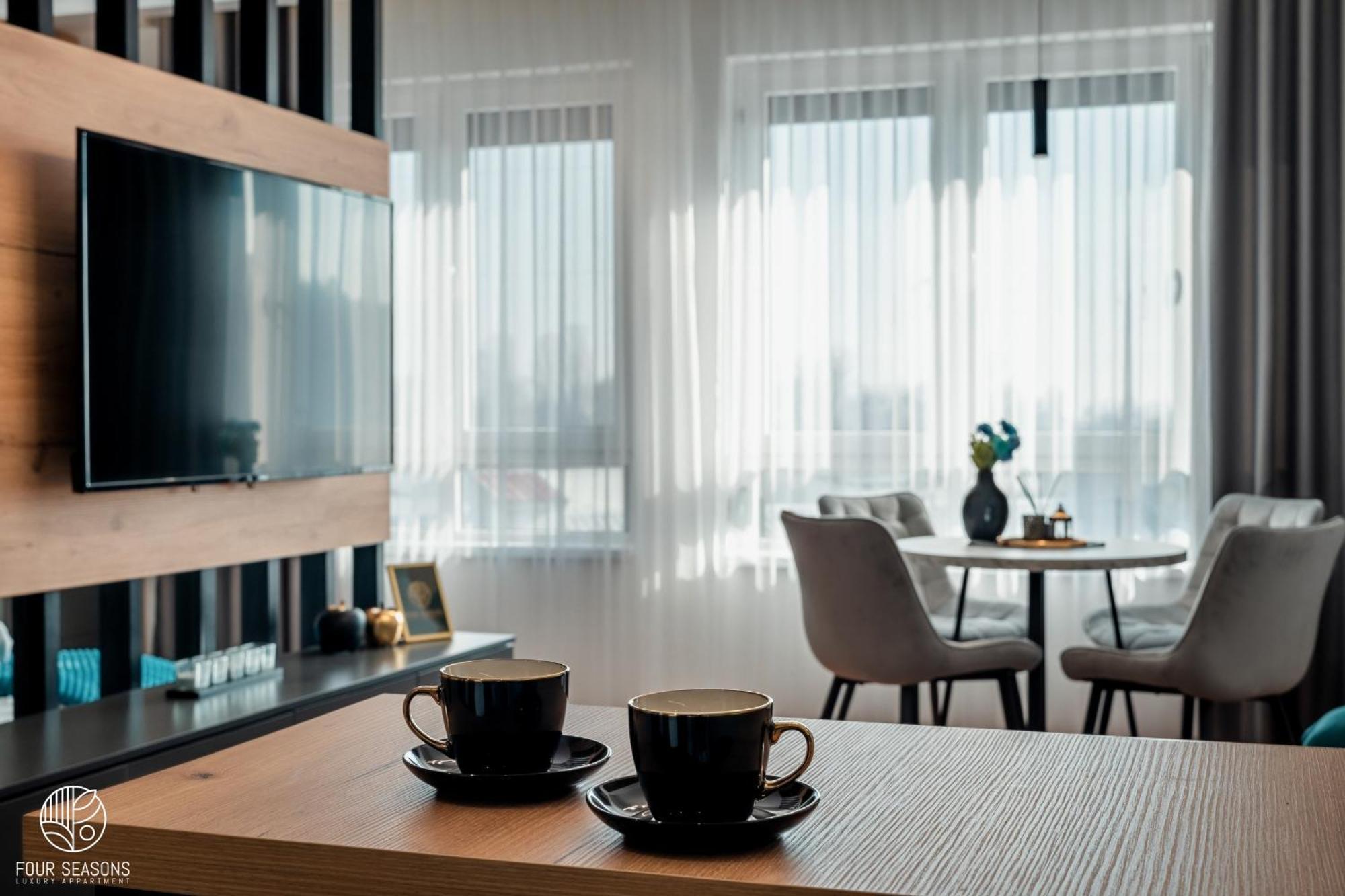 Four Seasons Luxury Apartment *